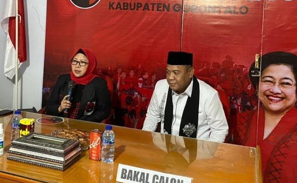 Syam T Ase saat mendaftar sebagak bakal calon bupati di DPC PDIP Perjuangan.(F. Abin/Gopos)