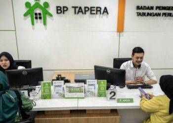 Petugas melayani peserta tabungan perumahan rakyat (Tapera) di Kantor Pelayanan Badan Pengelola Tapera, Jakarta, Kamis (30/5/2024). . ANTARA FOTO/Bayu Pratama S/nym.