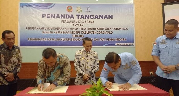 Penandatanganan nota kesepahaman antara Perumda Tirta Limutu dan Kejari Kabupaten Gorontalo yang digelar di Swiss Bell Hotel Manado, Selasa (28/5/2024).