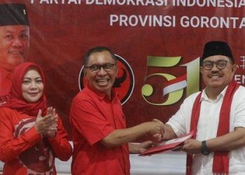 Tonny Uloli (kanan) menyerahkan berkas formulir penjaringan bacagub PDIP