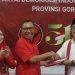 Tonny Uloli (kanan) menyerahkan berkas formulir penjaringan bacagub PDIP