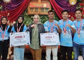 Mahasiswa dan mahasiswi yang berhasil meraih medali dalam ajang Petanque di Semarang. (Foto/UNG)