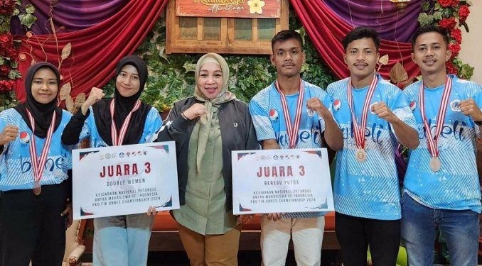Mahasiswa dan mahasiswi yang berhasil meraih medali dalam ajang Petanque di Semarang. (Foto/UNG)