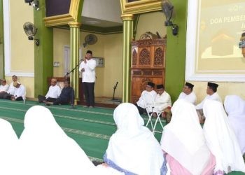 Rektor UNG Eduart Wolok saat memberi pesan kepada dosen dan tenaga pendidik yang akan melaksanakan ibadah haji pada kegiatan doa bersama, Kamis (16/5/2024)