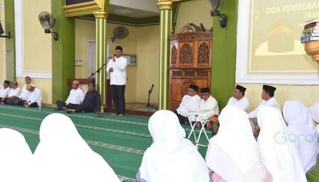 Rektor UNG Eduart Wolok saat memberi pesan kepada dosen dan tenaga pendidik yang akan melaksanakan ibadah haji pada kegiatan doa bersama, Kamis (16/5/2024)