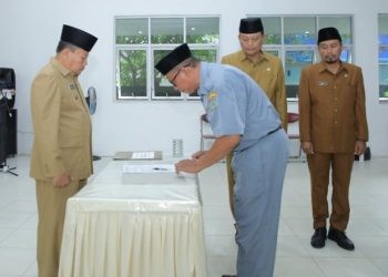 Asisten Administrasi Umum Kabupaten Asahan Muhilli Lubis saat melantik kepala UPTD di lingkungan Dinas Pendidikan, Senin (20/5/2024)