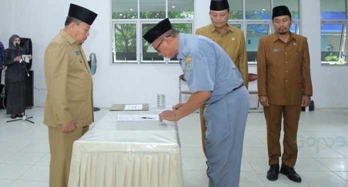 Asisten Administrasi Umum Kabupaten Asahan Muhilli Lubis saat melantik kepala UPTD di lingkungan Dinas Pendidikan, Senin (20/5/2024)