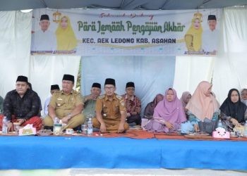 Wakil Bupati Asahan Taufik Zainal Abidin Siregar saat menghadiri pengajian akbar di alun-alun Desa Ledong Barat, Kecamatan Aek Ledong, Selasa (14/5/2024)