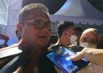Wali Kota Gorontalo, Marten Taha, diwawancarai wartawan saat menghadiri peluncuran tahapan Pilkada 2024, 1 Mei 2024.
