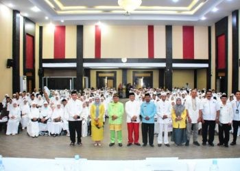 Wali Kota Gorontalo, Marten Taha saat berfoto bersama para jamaah calon haji (JCH) saat menutup rangkaian kegiatan manasik haji reguler 1445 Hijriah/2024 Masehi, Kamis (2/5/2024). 