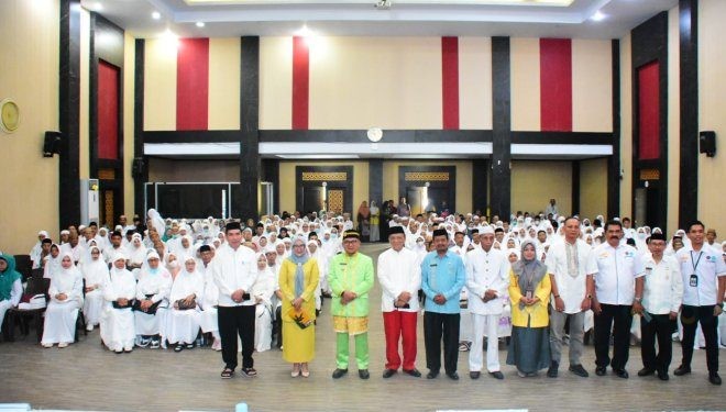 Wali Kota Gorontalo, Marten Taha saat berfoto bersama para jamaah calon haji (JCH) saat menutup rangkaian kegiatan manasik haji reguler 1445 Hijriah/2024 Masehi, Kamis (2/5/2024). 