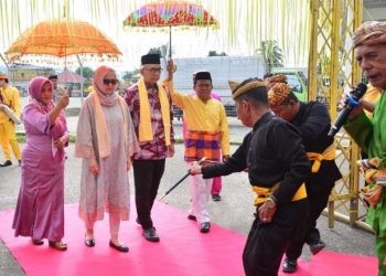 Pj Gubernur Gorontalo Rudy Salahuddin saat tiba di Gorontalo, Sabtu (18/5/2024).(Foto Nova Diskominfotik)
