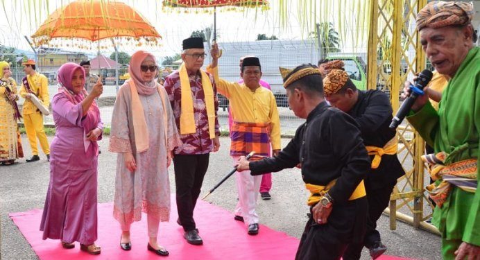 Pj Gubernur Gorontalo Rudy Salahuddin saat tiba di Gorontalo, Sabtu (18/5/2024).(Foto Nova Diskominfotik)