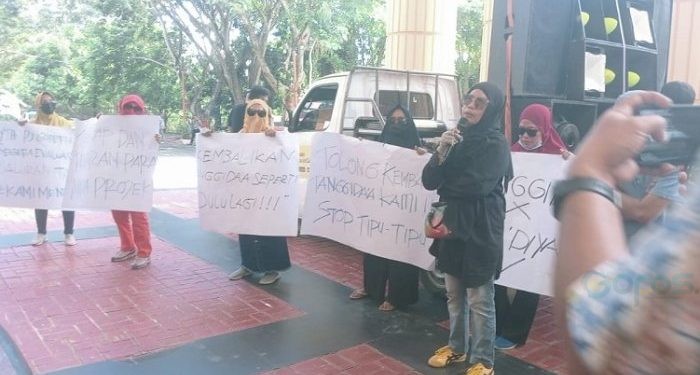 Puluhan emak-emak saat menggelar aksi protes di depan kantor Gubernur Gorontalo, Selasa (21/5/2024).(Foto Sari/gopos)