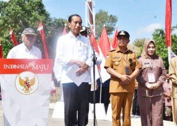 Bupati Gorontalo, Nelson Pomalingo Kedua dari kanan) saat mendampingi Presiden Jokowi meresmikan Inpres Jalan Daerah. Foto Humas Kominfo Kabgor.