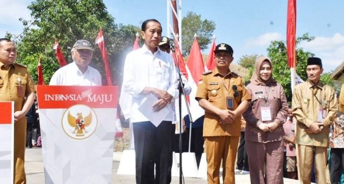 Bupati Gorontalo, Nelson Pomalingo Kedua dari kanan) saat mendampingi Presiden Jokowi meresmikan Inpres Jalan Daerah. Foto Humas Kominfo Kabgor.