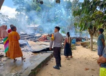 Satu rumah semi permanen di Desa Bina Jaya, Kecamatan Tolangohula, Kabupaten Gorontalo ludes terbakar, Selasa (14/5/2024).(F. Yusuf/gopos)