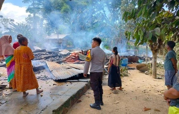 Satu rumah semi permanen di Desa Bina Jaya, Kecamatan Tolangohula, Kabupaten Gorontalo ludes terbakar, Selasa (14/5/2024).(F. Yusuf/gopos)