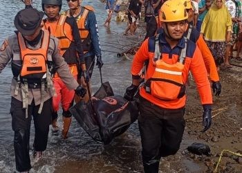 Jasad lansia Denari Paloa (78) saat dievakuasi di pesisir pantai Desa Biluhu Barat, Kecamatan Biluhu, Kabupaten Gorontalo, Jumat (31/5/2024).(F. istimewa)