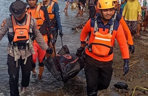 Jasad lansia Denari Paloa (78) saat dievakuasi di pesisir pantai Desa Biluhu Barat, Kecamatan Biluhu, Kabupaten Gorontalo, Jumat (31/5/2024).(F. istimewa)