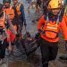 Jasad lansia Denari Paloa (78) saat dievakuasi di pesisir pantai Desa Biluhu Barat, Kecamatan Biluhu, Kabupaten Gorontalo, Jumat (31/5/2024).(F. istimewa)