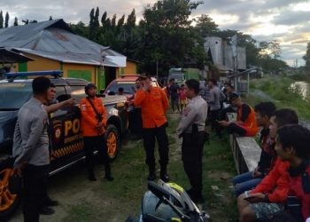 Tim SAR Gabungan dalam upaya melakukan pencarian terharap Denari Paloa (78) lansia yang dikabarkan tergelincir di sungai Bulango.