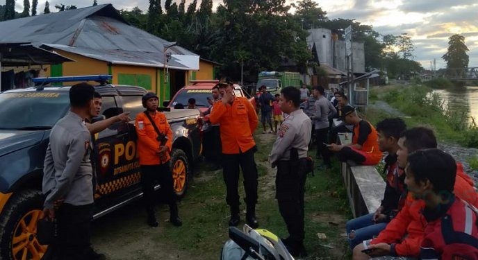 Tim SAR Gabungan dalam upaya melakukan pencarian terharap Denari Paloa (78) lansia yang dikabarkan tergelincir di sungai Bulango.