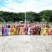Foto bersama peserta yang mengenakan pakaian adat dengan Sekdaprov Gorontalo, Sofian Ibrahim, usai upacara peringatan Hardiknas di lapangan Museum Purbakala, Kota Gorontalo, Kamis (2/5/2024). (F. Haris/Humasprov)