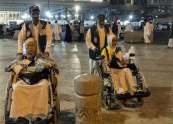 Pendorong kursi roda resmi mendorong para jamaah calon haji Indonesia di Terminal Syib Amir, Makkah, Arab Saudi, Kamis (23/5/2024). ANTARA FOTO/SIGID KURNIAWAN
