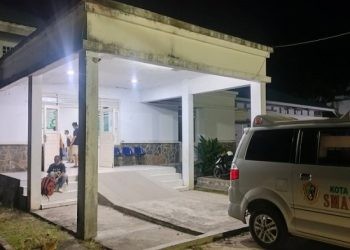 Mayat yang ditemukan di kelurahan Tomulobutao Kecamatan Dungingi diyakini berinisial RPA saat dibawa ke kamar mayat RSAS Kota Gorontalo. (Foto Putra/gopos)