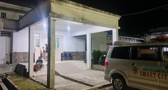 Mayat yang ditemukan di kelurahan Tomulobutao Kecamatan Dungingi diyakini berinisial RPA saat dibawa ke kamar mayat RSAS Kota Gorontalo. (Foto Putra/gopos)