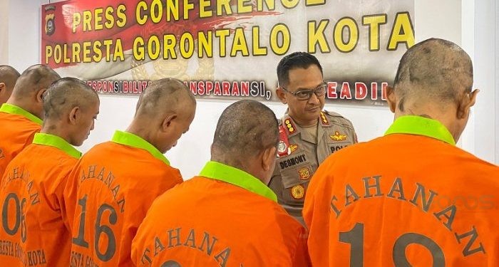 Terdapat 12 tersangka pada kasus penikaman di kompleks eks terminal 1942 Andalas Kota Gorontalo terancam hukuman 8 tahun penjara.(Foto AasOme/MG/Gopos)