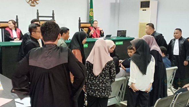 Salah seorang saksi tiba-tiba pingsan pada sidang perkara tewasnya mahasiswa IAIN Sultan Amai di PN Gorontalo, Selasa (21/5/2024). (Foto Sari/gopos)