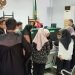 Salah seorang saksi tiba-tiba pingsan pada sidang perkara tewasnya mahasiswa IAIN Sultan Amai di PN Gorontalo, Selasa (21/5/2024). (Foto Sari/gopos)