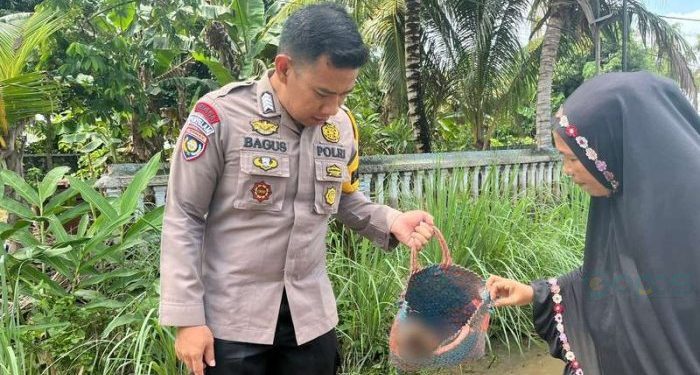 Bhabinkamtibmas Bripka Budhi Bagus saat memperlihatkan tulang belulang manusia yang ditemukan warga pasca banjir bandang di Kelurahan Hunggaluwa, Kecamatan Limboto, Kabupaten Gorontalo, Senin (27/5/2024).