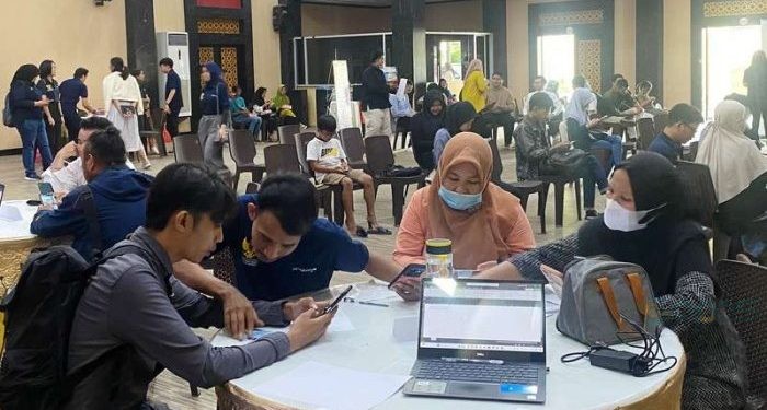 Capt:Pendampingan Peserta Pendaftaran prakerja oleh Dinas Tenaga Kerja dan Transmigrasi