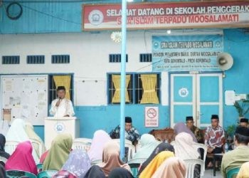 Capt: PLH Walikota Gorontalo saat Memberikan Sambutan Pada Kuliah Subuh di Pondok Pesantren Darul Qur’an Moosalamati, Kelurahan Buliide Kecamatan Kota Barat Kota Gorontalo. Minggu (9/6/2024).