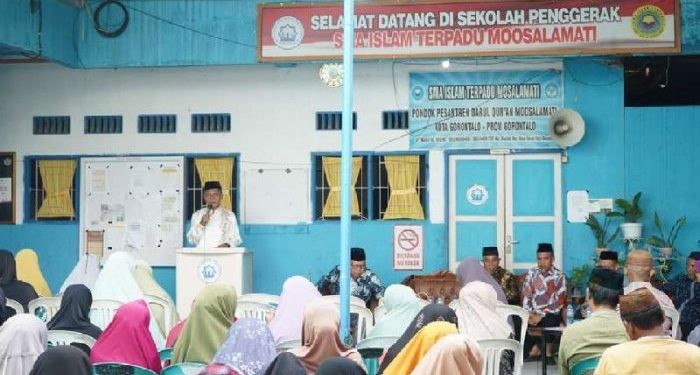 Capt: PLH Walikota Gorontalo saat Memberikan Sambutan Pada Kuliah Subuh di Pondok Pesantren Darul Qur’an Moosalamati, Kelurahan Buliide Kecamatan Kota Barat Kota Gorontalo. Minggu (9/6/2024).