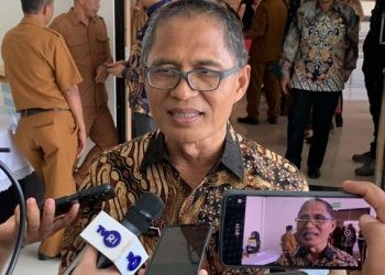 Capt: plh Walikota Ismail Madjid saat diwawancarai awak media digedung BPK RI Gorontalo. Senin (10/6/2024) (foto/jihan)