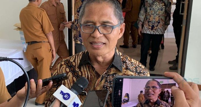 Capt: plh Walikota Ismail Madjid saat diwawancarai awak media digedung BPK RI Gorontalo. Senin (10/6/2024) (foto/jihan)