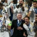 Pelatih Real Madrid Carlo Ancelotti (tengah) dan para pemainnya merayakan dengan trofi setelah pertandingan sepak bola final Liga Champions 2023/2024 antara Real Madrid melawan Borussia Dortmund di Stadion Wembley, London, Inggris, Sabtu (1/6/2024). [Ben Stansall / AFP]