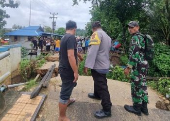 Kondisi salah satu jalan di Kabupaten Gorontalo yang ambrol akibat diterjang banjir