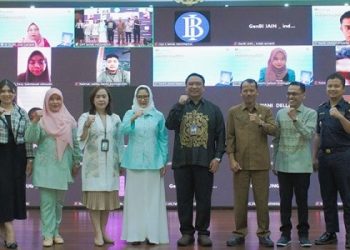 Kepala Kantor Perwakilan BI Gorontalo, Dian Nugraha (tengah) berpose bersama dengan narasumber dan pimpinan OPD yang hadir dalam bedah buku Panduan UMKM Go Global, Selasa (4/6/2024). (Putra/Humas BI Gorontalo)