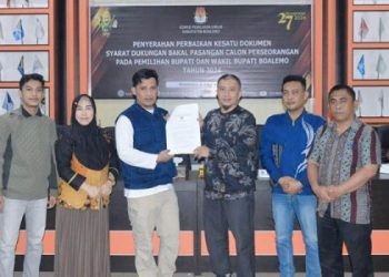 Penyerahan dokumen perbaikan syarat dukungan bapaslon perseorangan Burhanudin Pulubuhu-Rivendi Luawo kepada KPU Boalemo.