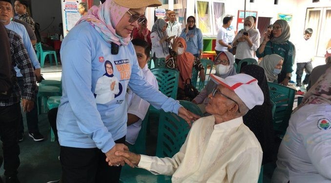 Bupati Merlan S. Uloli saat menyapa warga pada pelayanan kesehatan gratis di Program Bunga Desa di Kecamatan Suwawa Tengah. (Foto Indra/Gopos)