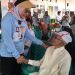 Bupati Merlan S. Uloli saat menyapa warga pada pelayanan kesehatan gratis di Program Bunga Desa di Kecamatan Suwawa Tengah. (Foto Indra/Gopos)
