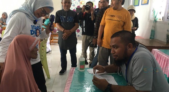 Bupati Merlan S. Uloli saat memantau pelayanan kepada warga pada program Bunga Desa di Kecamatan Kabila, Jumat (14/6/2024). (Foto Indra/Gopos)