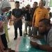 Bupati Merlan S. Uloli saat memantau pelayanan kepada warga pada program Bunga Desa di Kecamatan Kabila, Jumat (14/6/2024). (Foto Indra/Gopos)
