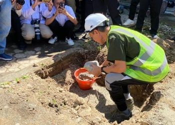 Bupati Gorontalo, Nelson Pomalingo, melakukan peletakan batu pertama pembangunan gedung PLUT-KUMKM di Kecamatan Telaga, Kabupaten Gorontalo. (Heru/gopos)