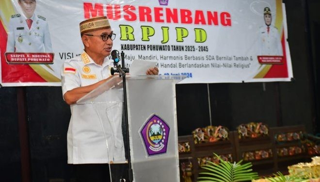 Bupati Pohuwato Saipul Mbuinga memberikan sambutan pembukaan sambutan Musrembang RPJPD Pohuwato, berlangsung di Dinas PUPR Pohuwato, Rabu (19/06/2024).(Foto Iwan Karim)